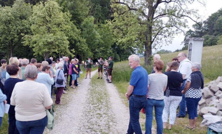 Beim Kriegsopferbildstock (Foto: Wolfgang Zarl)