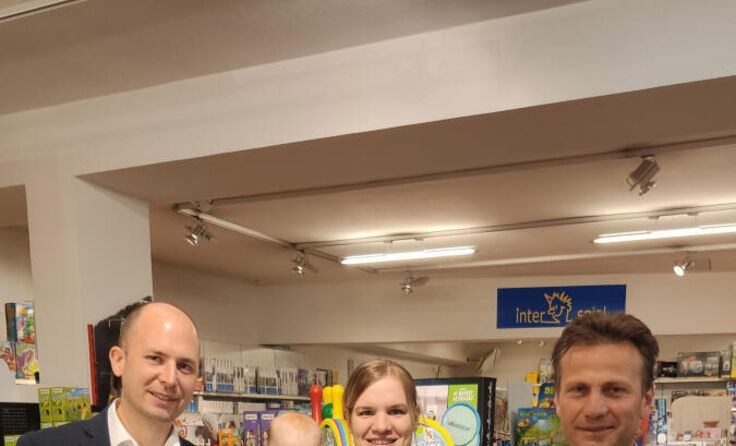 Bei der Übergabe des Gutscheins (Foto: Tamara Seiche)