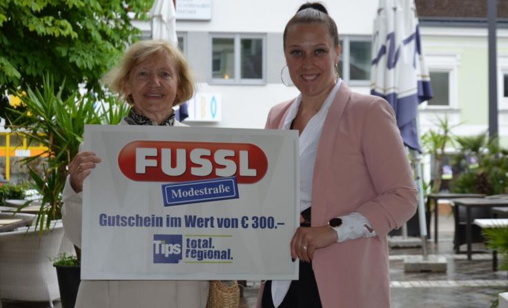 Die Gewinnerin Erika Schneider und Tips-Sekretariatsmitarbeiterin Natalie Palme (Foto: mott)