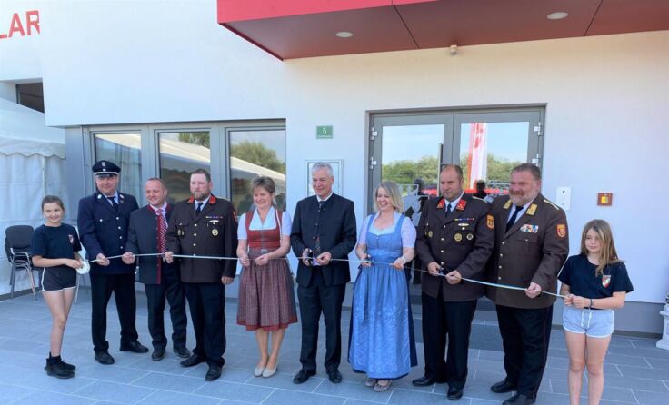 Bei der feierlichen Eröffnung des Feuerwehrhauses (Foto: Gemeinde Winklarn)