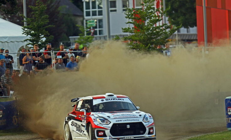Christoph Zellhofer wirbelt Staub auf. (Foto: Daniel Fessl - rallyepics.at)