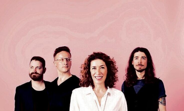 Adele Neuhauser und die Band „Edi Nulz“ (Foto: Antonia Renner)