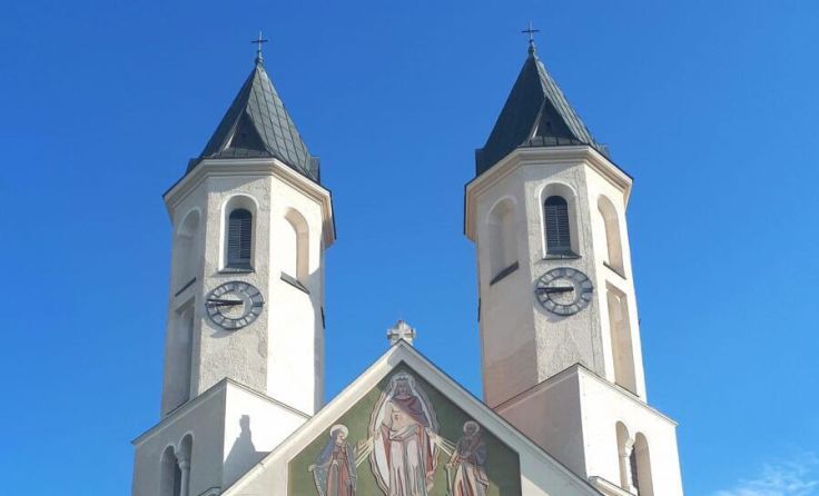 Die Kirchtürme der Pfarrkirche Herz Jesu (Foto: Wolfgang Zarl)