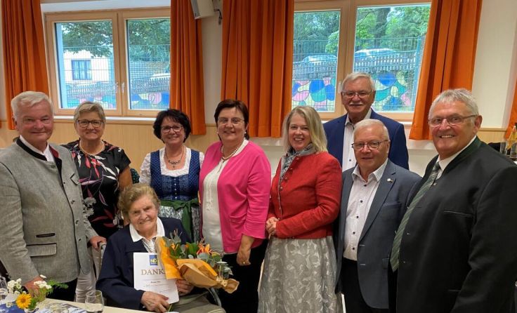 Ehrengabe für die 96-jährige Maria Sitz (Foto: Josef Leyerer)