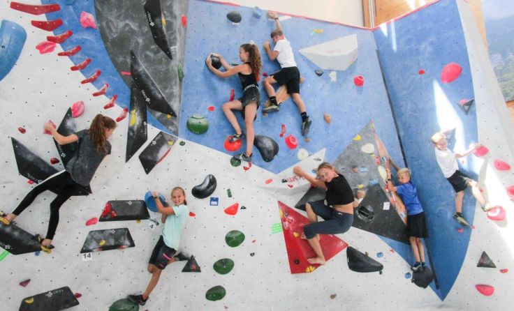 Beim Bouldern in der Kletterhalle (Foto: Thomas Stockinger)