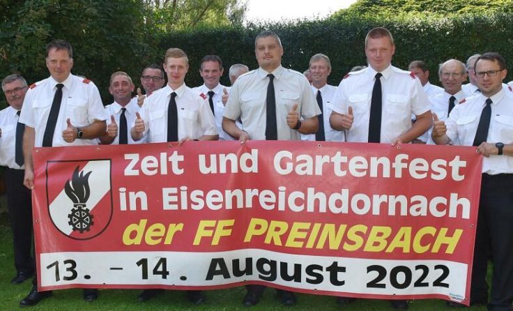 Feuerwehrleute und ein riesiges Transparent (Foto: Wolfgang Zarl)