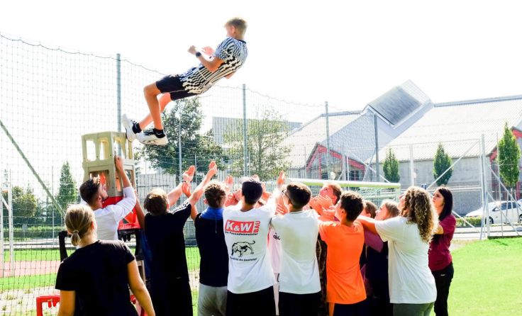 Vertrauen gewinnen und zusammenhalten im neuen Klassenverband am Outdoortag (Foto: Ulrike Kühhaas)