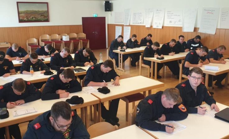 Bei der Abschlussprüfung (Foto: Bfkdo Amstetten)