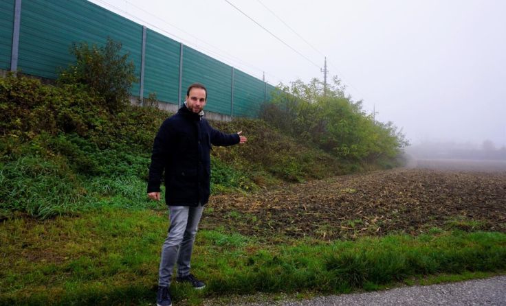 Bgm. Daniel Lachmayr zeigt, wo der zukünftige Radweg verlaufen wird. (Foto: mott)