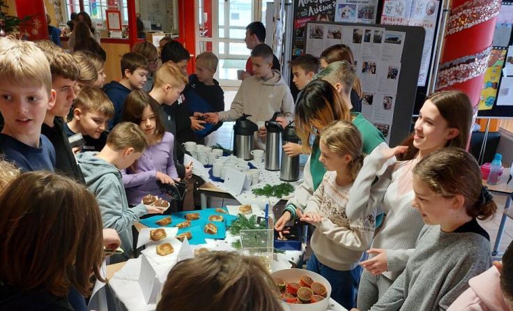 Beim Verkauf für die Hilfsaktion (Foto: Edda Saminger)