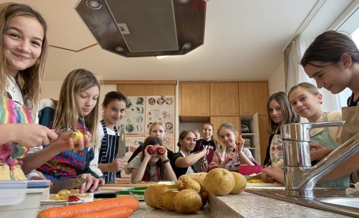 Beim Kochen (Foto: Sport/Mittelschule St. Valentin/Schubertviertel)