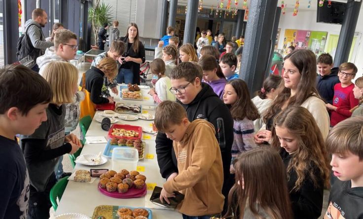 Andrang beim Kuchenbuffet (Foto: SMS Schubertviertel)
