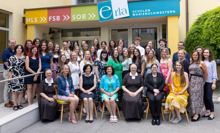 Absolventinnen der fünfjährige Maturaschule und ihr Lehrkräfte (Foto: Bettina Perner)