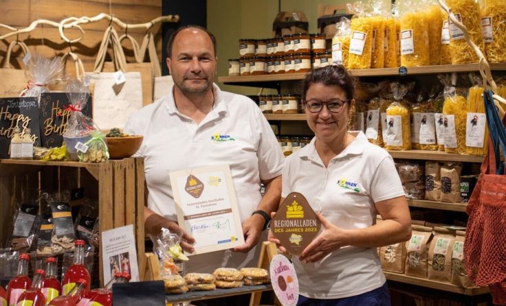 Christian Plank und Brigitte Guhsl im Dorfladen (Foto: Kerstin Reiter)