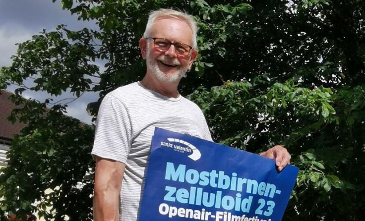 Kulturstadtrat Leopold Feilecker mit einem Plakat (Foto: Stadtgemeinde St. Valentin)