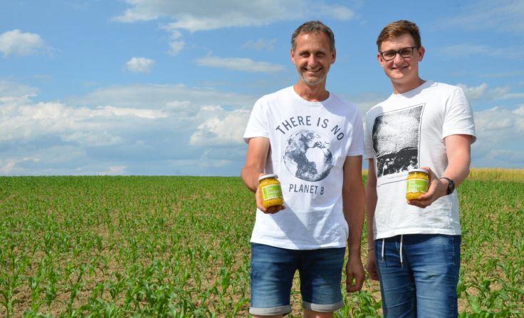 Christian und Gabriel Skohautil im Biomaisfeld (Foto: mott)