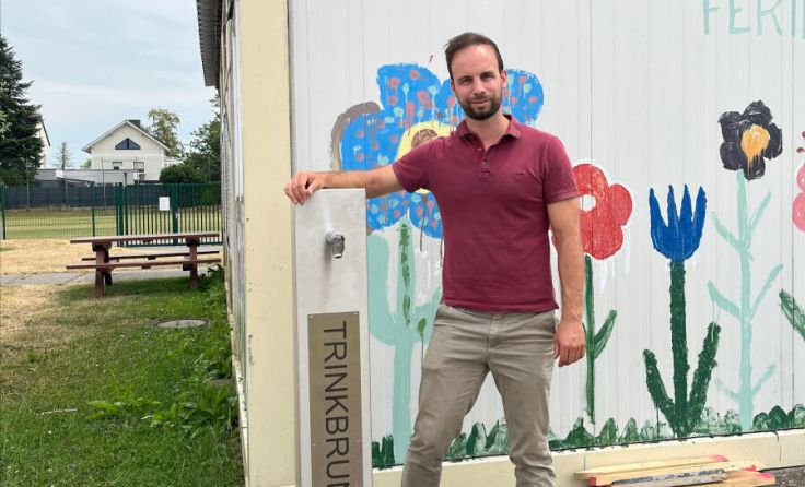 Bürgermeister Daniel Lachmayr beim neuen Trinkwasserbrunnen (Foto: Gemeinde Ennsdorf)