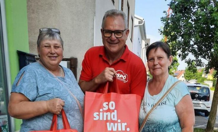 GR Manfred Gaßner und Kundinnen (Foto: SPÖ Ernthofen)