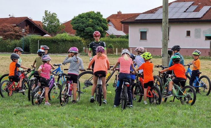 Lukas Kaufmann gibt den Kindern Tipps. (Foto: Petra Moser-Fuchs)