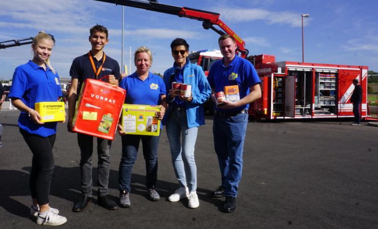 Das Team des Zivilschutzverbandes mit Dingen, die man zuhause haben sollte- (Foto: mott)