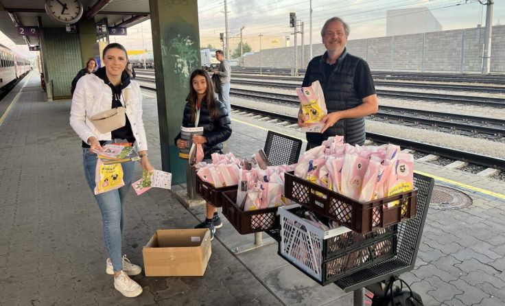 Beim Verteilen der Frühstückssackerl (Foto: Tamara Voglsam/Stadt Enns)