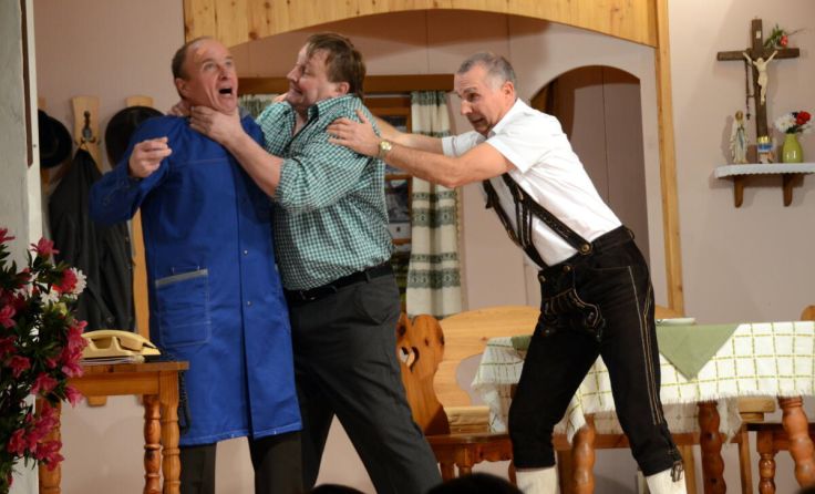 Turbulente Szenen de r Bühne Aschbach (Foto: mott)