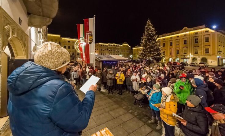Beim gemeinsamen Singen am Enner Hauptplatz (Foto: Christoph Huemer)