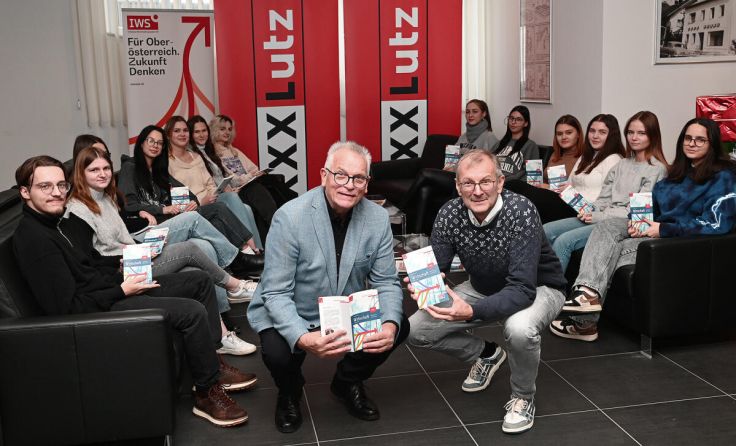 „Wirtschaft – kurz erklärt“-Broschüren für XXXLutz-Lehrlinge (Foto: www.engelsberger.at)