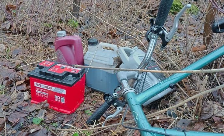 Sebbst eine Autobatterie und Chemikalien im Wald (Foto: privat)