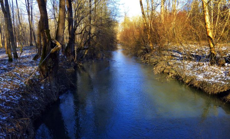 Über die Erla führt eine Brücke ohne Geländer (Foto: mott)