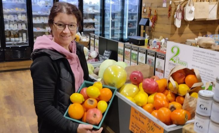 Dorfladenbetreuerin Brigitte Guhsl mit gerettetem Obst (Foto: mott)