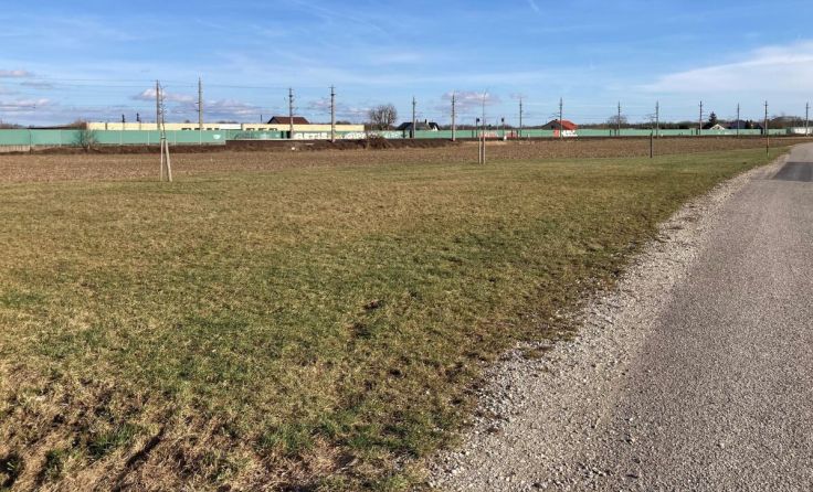 Aus der 1.100m2 großen Wiese soll bald ein Spielplatz werden. (Foto: Gemeinde Ennsdorf)