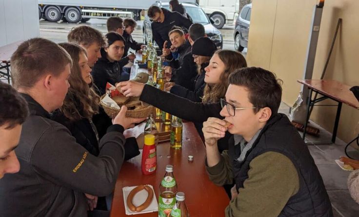 Schüler bei der Verkostung der Hybridwürstel (Foto: HLBA St. Florian)
