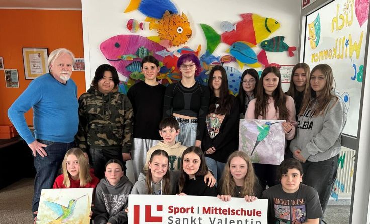 Schüler zeigen eine Werbetafel ihrer Schule. (Foto: SMS Schubertviertel)