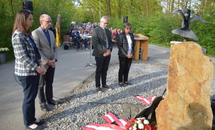 Beim Mahnmal am Anna-Strasser-Platz in Herzograd (Foto: Stadtgemeinde Sankt Valentin)