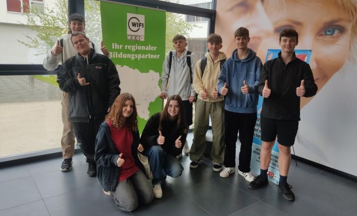 Schüler mit erhobenem Daumen (Foto: IMS Langenhart)