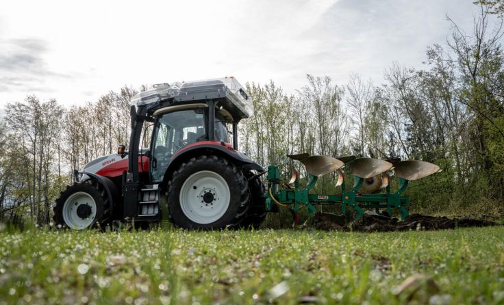 Der FCTRAC-Traktor beim Pflügen (Foto: Hinterdorfer)