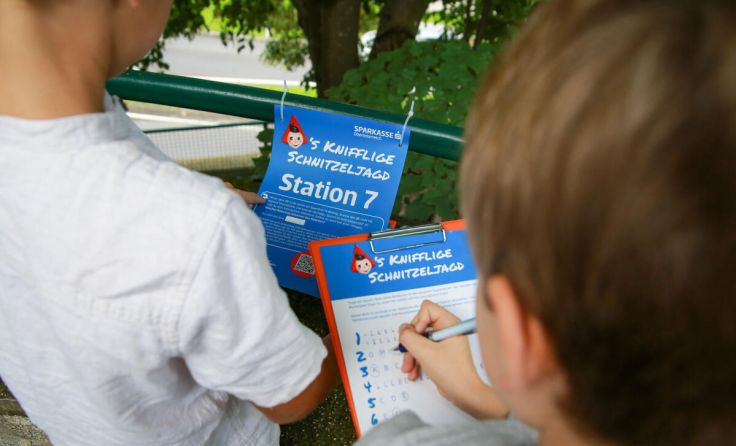 Knifflige Fragen bei der Schnitzeljagd (Foto: Sparkasse OÖ)