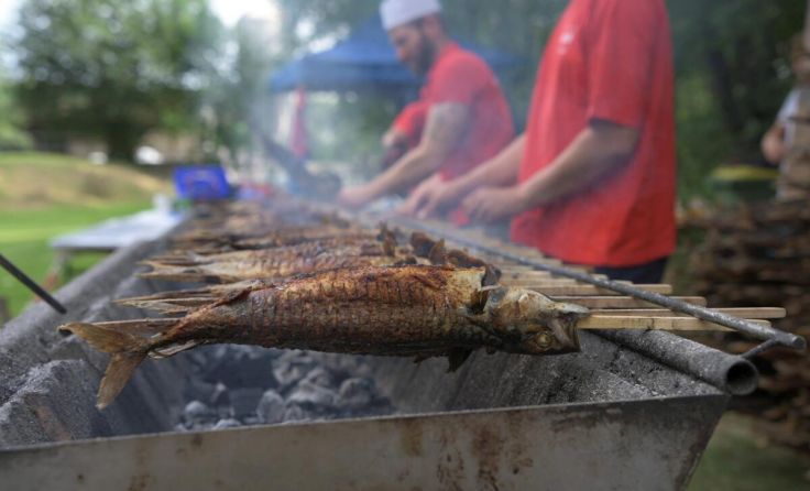 Kunstvoll zubereitete Steckerlfische (Foto: SPÖ Niederneukirchen)
