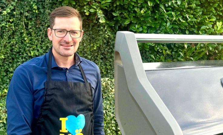 Bürgermeister Roman Kosta am Grlll (Foto: privat)