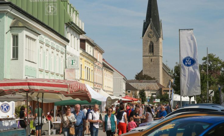 Anbieter aus der Region laden zum Flanieren und Einkaufen. (Foto: Hannes Draxler)