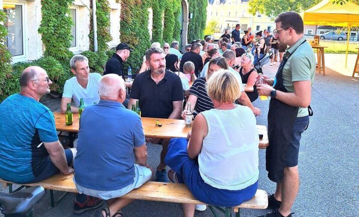 Gäste vorm ehemaligen Wirtshaus Gmeiner genosen den Grillnachmittag (Foto: Fritz Auinger)