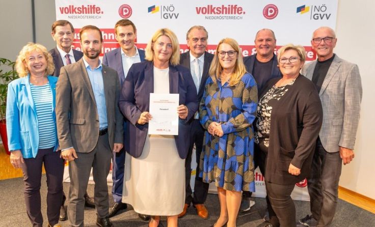 Bei der Übergabe der Auszeichnung (Foto: Gemeinde Ennsdorf)
