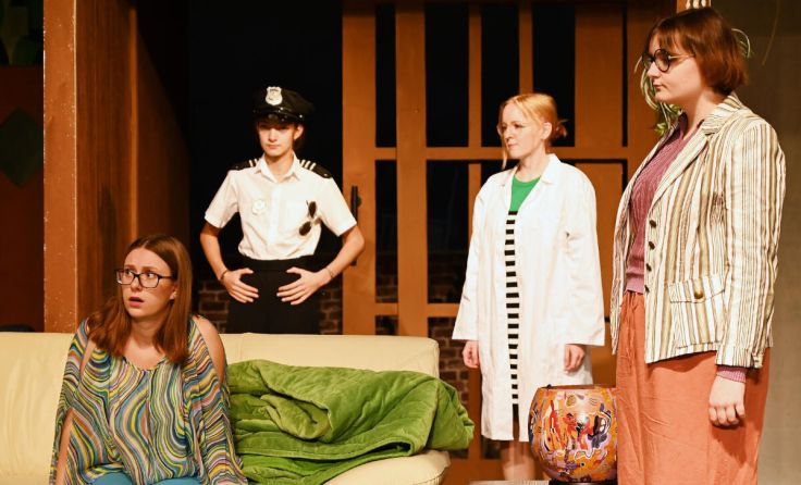 Schwierige Ermittlungen der Polizei (Foto: Elisabeth Lintner/Theater Sellawie)