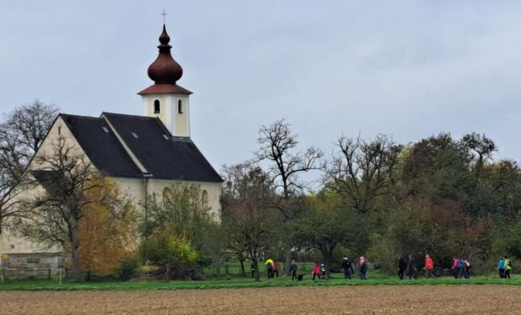 Wanderer bei der romanischen Kirche Rems. (Foto: Team Fitwandertag)