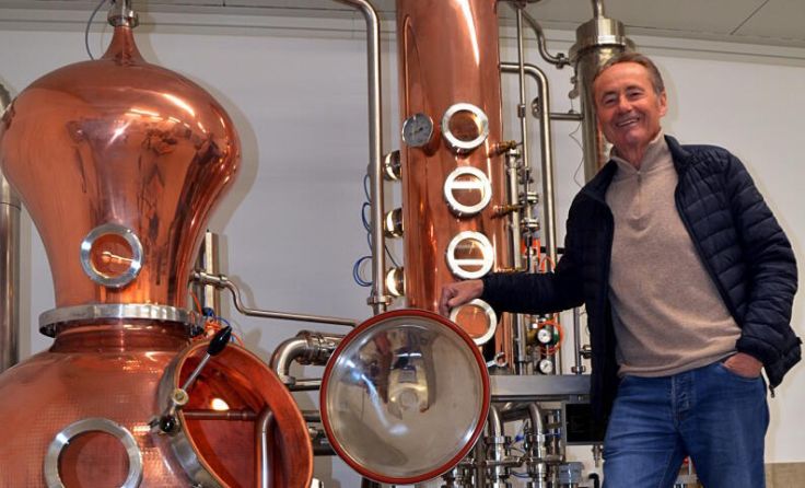 Karl Halbmayr und sein Brenn-Anlage (Foto: mott)