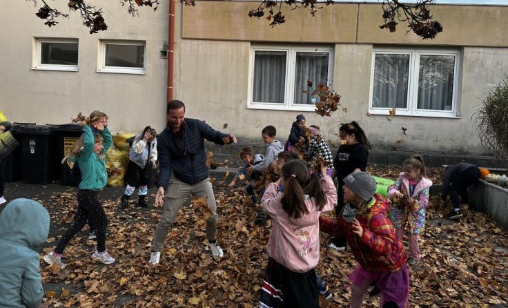 Blätterschlacht beim Kürbisschnitzen der Kinderfreunde Ennsdorf (Foto: Kinderfreunde Ennsdorf)