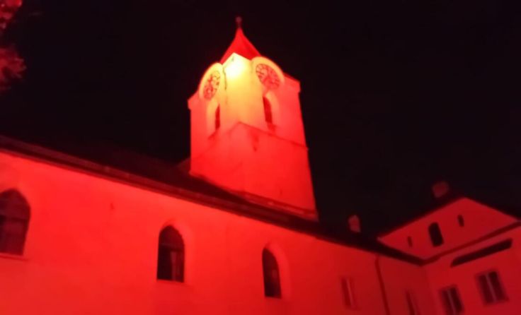Rot beleuchtete Kirche (Foto: privat)