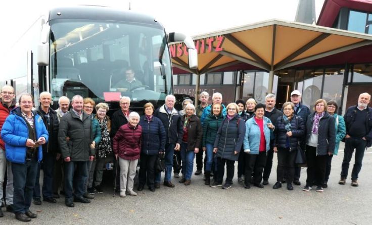 Gruppenfoto vor der Pralinenwelt (Foto: Hadrbolec/Zauner)