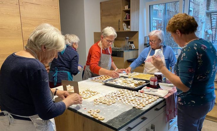 Die Goldhaubenfrauen beim Kekserlbacken (Foto: privat)